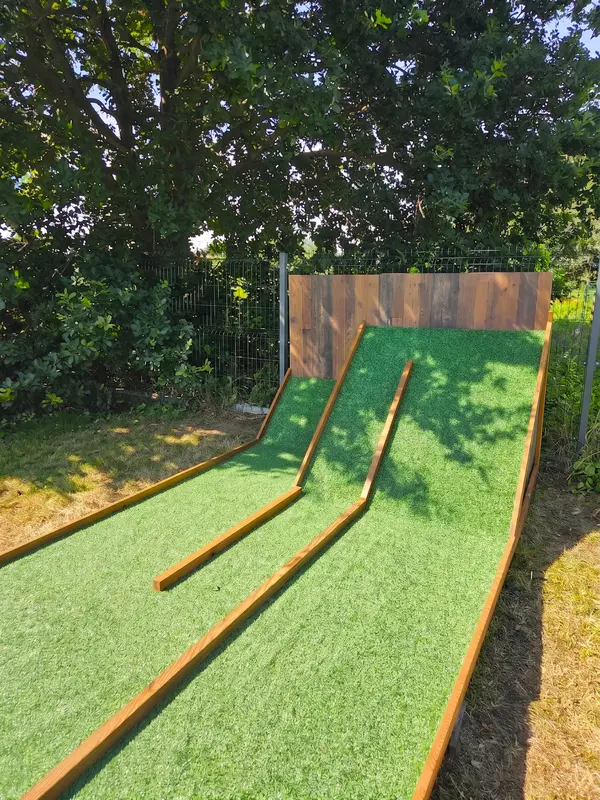 Przeszkoda na torze minigolfa