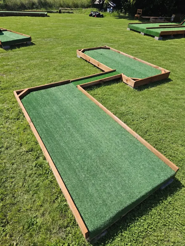 Drewniany tor minigolfa